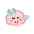 Pinza para pelo de nube rosa con bordado lindo y lazo azul sobre base de terciopelo - Bebé Medusa (MC481)