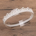 Fascia per neonati in pizzo bianco con perle e strass su fondo in legno scuro - Stile Corona
