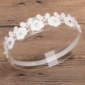 Fascia in pizzo floreale bianco con perle e strass su superficie in legno - Stile Fiore di Gelsomino