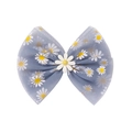 Barrette à cheveux avec nœud en maille bleu-gris à motif marguerite et fleur centrale - Marguerite Bleu Brume