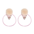 Roze en crème faux fur pompon oorbellen met glittersterren en ronde metalen ringen - Abrikoos Wit Bal (MT427)