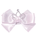 Détail d'une pince à cheveux avec nœud en satin violet clair et couronne de strass - Violet Élégant