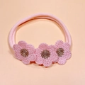 Fascia neonata in maglia rosa con tre fiori all'uncinetto e centri dorati scintillanti - Fascia all'Uncinetto Rosa Chiaro (MB3301)