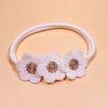 Fascia per neonati in nylon bianco morbido con tre fiori fatti a mano all'uncinetto e oro - Fascia all'Uncinetto Bianco (MB3303)