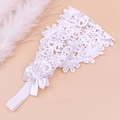 Diadema de encaje blanco para bebé con flores bordadas y lazo de satén suave - Estilo Flor Calada Lazo Satén (MB5240)