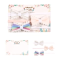 Dreiteiliges Baby-Stirnband-Set mit weißen, rosa und Regenbogen-Schleifen auf Karte - Rosa Weiß Regenbogen Pelzball Schleife Stil (MS1997)