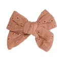 Haarspange mit rosa Baumwollschleife, Gänseblümchen-Stickerei und Spitzenösen für Mädchen - Karamell Stickerei Modell