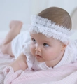 Diadema de encaje blanco para bebé con malla suave y texturas florales delicadas - Estilo de Malla de Encaje con Lunares (MB3376) / Blanco