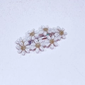 Fermaglio per capelli per bambini con sei margherite bianche ricamate e centri dorati - Stile a Fila di Sei Margherite (MC3326)