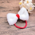 Dettaglio di elastico per capelli con fiocco in finta pelliccia bianca e velluto rosso - Fascia Sottile in Peluche senza Cuciture (MB3497)