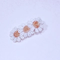 Tre fermagli per capelli con margherite bianche ricamate per bambine piccole - Stile a Fila di Tre Margherite (MC3328)