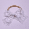 Fascia per neonati in pizzo con fiocco a margherita ricamato bianco e nastro caffè - Stile Bianco (MB3389)