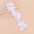 Bandeau à fleurs en dentelle blanche pour bébé fille avec nœuds élégants en mousseline - Style Floral en Tissu 3D (MB5026)
