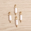 Détail de quatre breloques seringues en émail blanc avec bords dorés et graduations - Seringue / Lot de 10 / Blanc