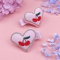 Set van twee roze geborduurde haarspeldjes in hartvorm met kersenmotief voor meisjes - Roze Hart Kers Stijl (MS5225)