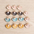 Colgantes de concha esmaltados con perlas y enganches dorados en cuatro colores - Paquete de 10 / Multicolor