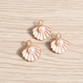 Tres elegantes colgantes de concha con esmalte rosa y perla blanca sobre madera - Paquete de 10 / Rosa