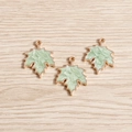 Set mit 3 hellgrünen Ahornblatt-Anhängern aus Emaille mit Goldrand für DIY-Schmuckherstellung - Grün
