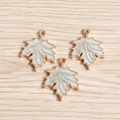 Ahornblatt-Anhänger aus Gold mit weißer Emaille für DIY-Schmuckherstellung, 10er Pack - Blau
