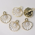 Goldene Muschelanhänger mit weißer Emaille und Perleneinlage für Schmuck - Weiß Jakobsmuschel Künstliche Perle Stil (YD480baise) / 10er Pack / Weiß
