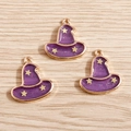 Vista detallada de tres colgantes de sombrero de bruja morados con estrellas doradas para DIY - Morado