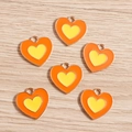 Dettaglio di sei ciondoli a cuore in lega con smalto arancione e giallo e finitura oro rosa - Giallo