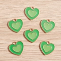 Dettaglio dei ciondoli a cuore in smalto verde multistrato con finitura in oro rosa lucido - Confezione da 10 / Verde