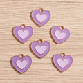 Dettaglio di ciondoli a cuore in lega con smalto viola e finitura placcata oro rosa - Viola