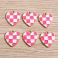 Schachbrett-Herzanhänger in Rosa und Weiß mit Goldrand im 6er-Set auf Holzgrund - Goldton Roserot Weiß Schachbrett Herz