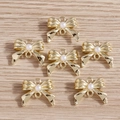8er-Pack goldene Schleifenanhänger mit Perlen und Doppelösen für DIY-Schmuckherstellung - Perlen-Schleifen-Stil (YD885)