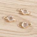 Goldene Kristallanhänger mit zwei Ösen auf Holzoberfläche für DIY Schmuck - Gold