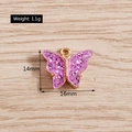Vista macro che mostra le dimensioni di un ciondolo a farfalla in acrilico viola e lega oro - Dimensioni vedi dettagli / Stile Farfalla con Glitter Viola (YD647zise) / Confezione da 10 / Viola
