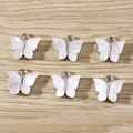 Set di sei ciondoli a farfalla con lucentezza perlata bianca e base in metallo argento DIY - Motivo Conchiglia Perlata Bianca (YD979baise)