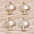 Dettaglio dei pendenti a forma di albero dorati con strass e rose in resina bianca - Oro Bianco