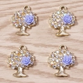 Dettaglio macro dei ciondoli Albero della Vita con rose in resina viola e strass lucidi - Viola Oro