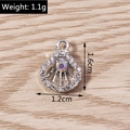 Detailansicht eines silbernen Muschelanhängers mit Diamanten und 1,6 cm x 1,2 cm Skala - Silber Hohl Muschel Strass Stil (YD1177yinse) / 10er Pack / Silber