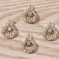 Detail von vier goldenen Muschelanhängern mit Strasssteinen für DIY Schmuckstücke - Gold Hohl Muschel Strass Stil (YD1177jinse) / 10er Pack / Gold