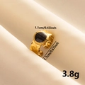 Detailansicht eines Goldrings aus Edelstahl mit schwarzem Emaille und Hammerschlag - J632-G-B / Goldenes Gehäuse Schwarzes Zifferblatt