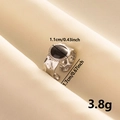 Detail eines Edelstahlrings mit 1,1 cm Durchmesser und gehämmerter Oberflächenstruktur - J632-S-B / Silber-Schwarz