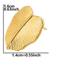 Detailansicht der 304 Edelstahl Blatt Ohrstecker mit feiner Aderstruktur und Goldfinish - Gold Palmblatt Stil (D67-G)