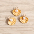 Emaillierter orangefarbener Muschel-Anhänger mit weißer Perle und goldenem Metallring - Gelb Jakobsmuschel Künstliche Perle Stil (YD480huangse) / 10er Pack / Gelb