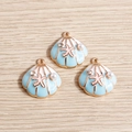 Blauer Emaille-Muschelanhänger mit Seestern und Perle auf hellem Holzhintergrund - Blau Muschel Seestern Künstliche Perle Anhänger (YD452lanse) / 10er Pack / Blau