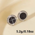 Detalle de pendientes redondos de acero 304 con esmalte negro y borde con textura única - Estilo Base Plateada Superficie Negra (D283-S-B)