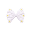 Dettaglio del fiocco per capelli in pizzo bianco con ricamo di margherite gialle - MC5651 Stile Margherita