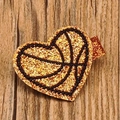 Dettaglio di un fermaglio per capelli a cuore basket glitterato con ricamo su legno - Ricamo Oro Marrone (MC6534)