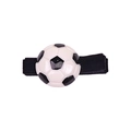 Dettaglio macro di un ciondolo da calcio classico su una fascia elastica nera - Velluto Nero (Stile Calcio)