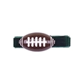 Dettaglio di un ciondolo da football americano marrone su fermaglio per capelli in tessuto verde - Velluto Verde Scuro (Stile Football Americano)