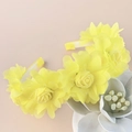 Dettaglio del cerchietto con rose gialle che mostra petali traslucidi e trame in rete - Giallo