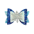 Detailansicht der blauen Pailletten und der silbernen Schneeflocke an der Haarspange - Blau Stil (MC5960)