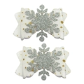 Detailansicht von zwei weißen Glitzer-Schneeflocken-Haarschleifen für Mädchen zu Weihnachten - Silber Doppelpack (MS5958)